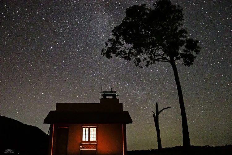 Chalé cercado por natureza e montanhas