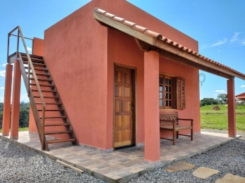 Interior confortável de chalé com terraço